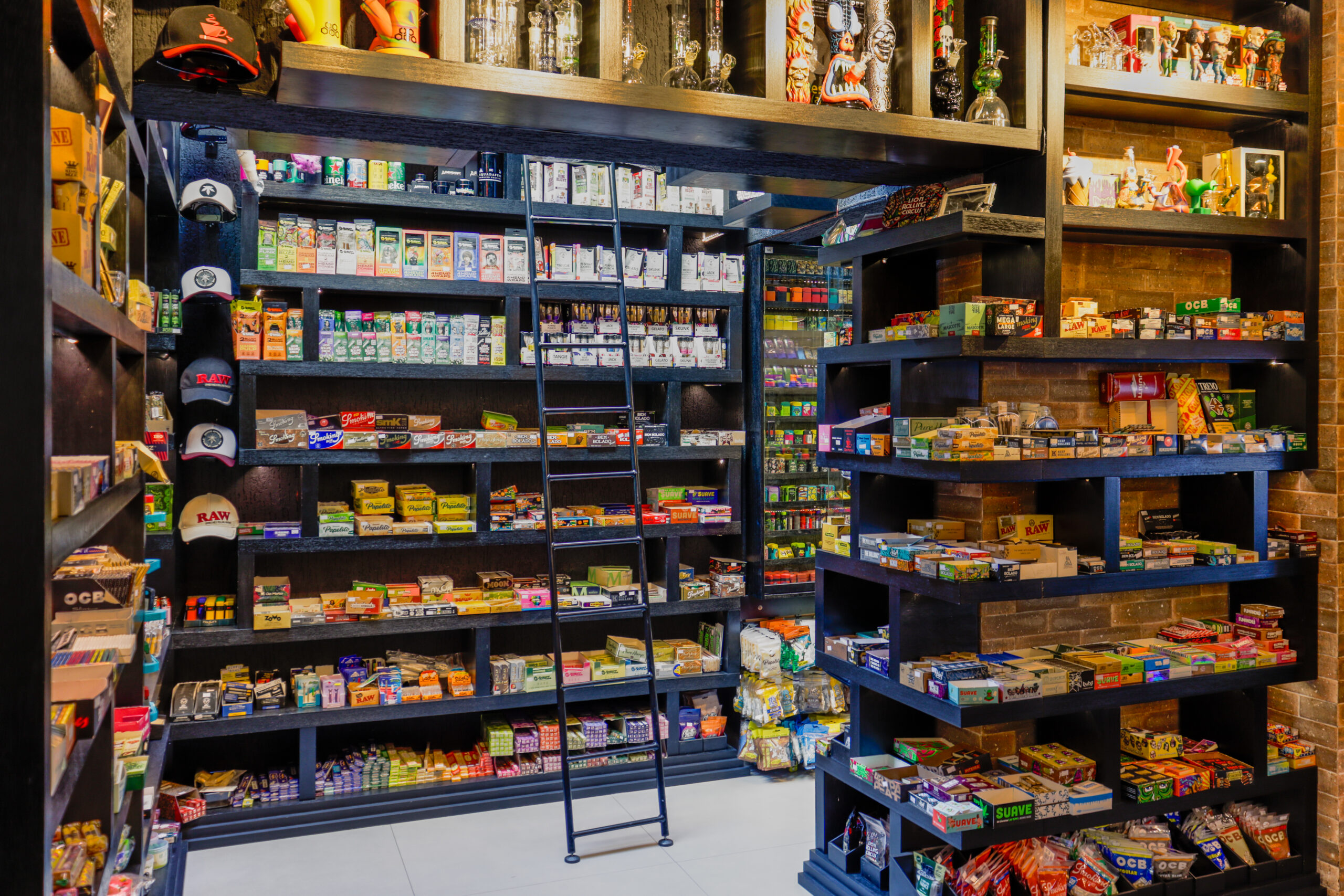 Interior de uma loja com diversos produtos variados